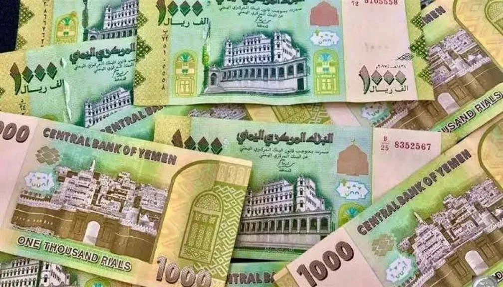 امرأة تهرب بـ106 آلاف ريال سعودي بعد خداع 13 مواطنًا في المكلا!